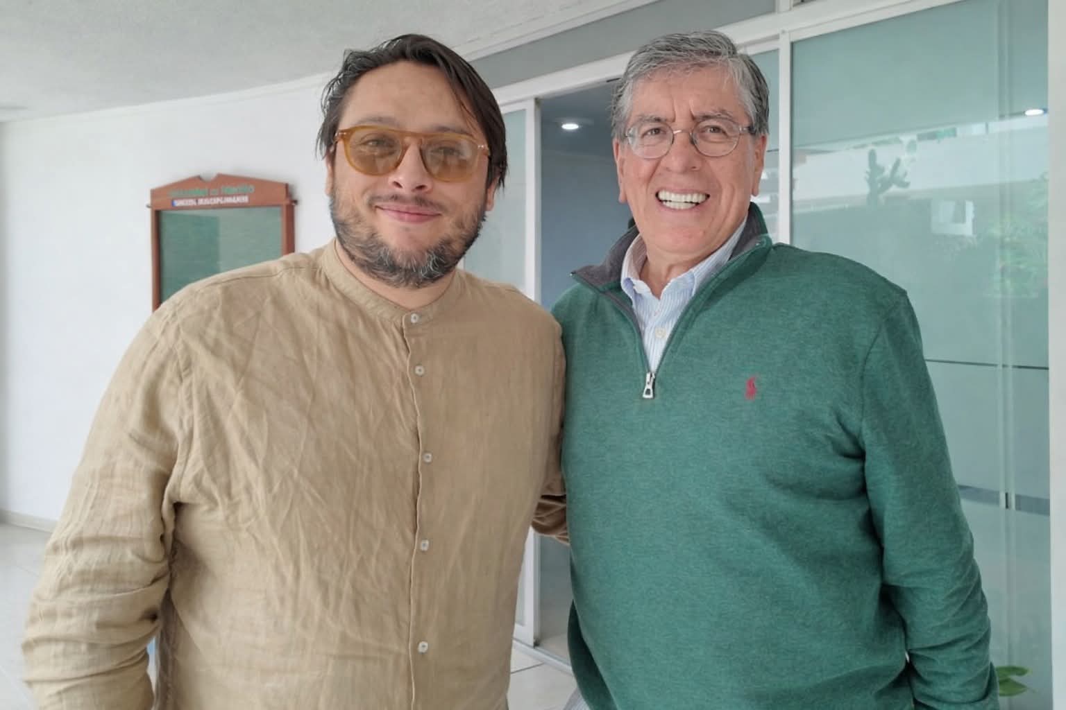 Panorámica del coliseo en Popayán durante el acto de promulgación, con autoridades y comunidad asistente.